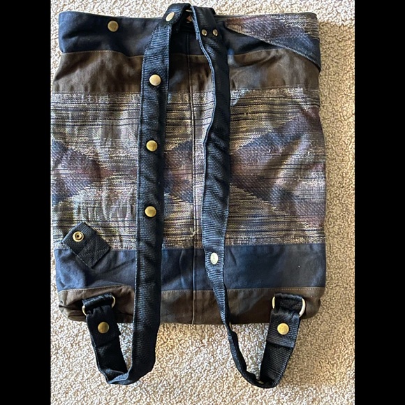 Fun bag that you can wear as back pack or adjust the straps. Carson brand - Picture 2 of 2
